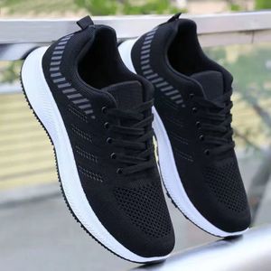 รองเท้าผู้ชายพื้นหนาเรียบง่ายสวมใส่สบายทนทานเล่นกีฬาแบบใหม่ - Product Image 2