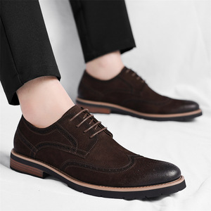 รองเท้าหนังกลับสีน้ำตาลสำหรับผู้ชาย แบบ Brogue หัวปีกนก ผูกเชือก สไตล์อ็อกซ์ฟอร์ด เหมาะสำหรับงานทางการ ธุรกิจ ลำลอง งานแต่งงาน และใส่ทำงานในออฟฟิศ - Product Image 4