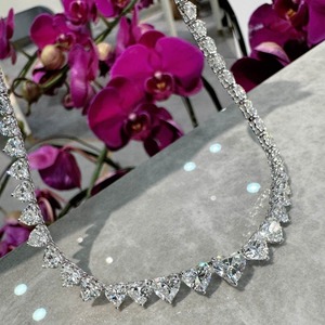 Collier ras-de-cou de luxe en or blanc 18 carats avec diamants en forme de cœur entier, collier éternité en diamants de laboratoire à taille cœur continue - Product Image 4