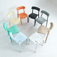 Chaises de salle à manger en plastique PP minimalistes nordiques en gros, empilables, imperméables pour restaurant, café, hôtel, extérieur