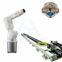 Bras robotique 6 axes industriel KUKA KR 10 R1440-2 avec poignée de robot et équipement de manutention de palettisation de voie linéaire