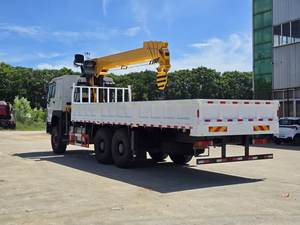 Camion-grue Howo de 12 tonnes avec vérin hydraulique Zoomlion pour levage en construction - Product Image 6