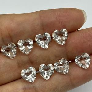 Cabujones de cuarzo blanco natural al por mayor, piedras facetadas sueltas en forma de corazón transparentes con culet pulido para incrustaciones de joyería - Product Image 1