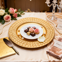 Assiette de présentation dorée tissée de luxe pour mariages : Sublimez instantanément les tables sombres en banquets élégants avec cette magnifique décoration.