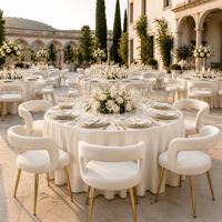 Chaise de mariage moderne en bouclette avec dossier ouvert en forme de C et pieds en acier inoxydable doré pour la location d'événements commerciaux