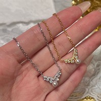 Collier en forme de V incrusté de perles et de diamants, un accessoire pendentif au design de luxe léger, de niche et haut de gamme, chaîne de clavicule