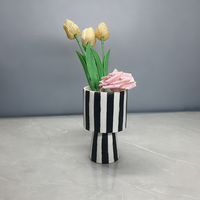 Vase en résine écologique rayé brillant Art Déco, vase à fleurs contemporain, décoration de table chic, décoration d'intérieur