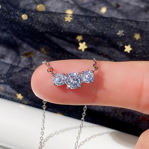Collana Semplice con Tre Ciondoli Rotondi per Donna, Catena da Indossare Quotidianamente, Accessorio per la Clavicola - Product Image 1