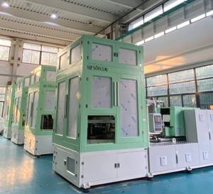 מכונת ייצור בקבוקי מים מפלסטיק PET אוטומטית, חד-שלבית, 4000 מ\\\"ל, מסוג ISBM, עם מנגנון ניפוח מתיחה, בקר Delta PLC, מסבים ומנוע. - Product Image 2