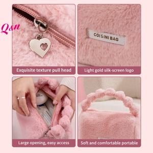 2025 nuevas bolsas de maquillaje cosmético de cuero PU, bolsa organizadora, bolsa de maquillaje de silicona, terciopelo de mano peludo - Product Image 3