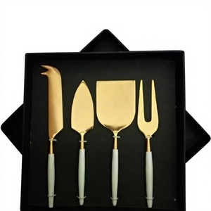 Juego de Cubiertos de Metal Moderno de Primera Calidad, 4 Piezas, con Acabado Dorado Espejo y Mangos Blancos, para Cena - Product Image 1