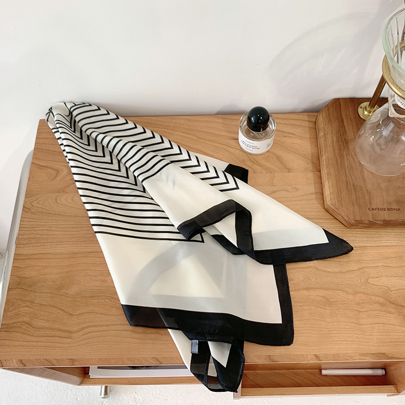 White background striped black edge - 70-70cm