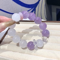 Bracelet en perles de cristal d'améthyste fantôme blanc naturel, fait main, avec impression en relief, design minimaliste unique pour femme, attire l'attention