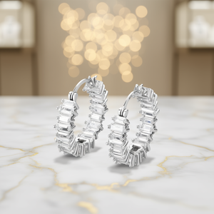 Orecchini a Cerchio E795 in Oro Bianco con Diamanti Taglio Smeraldo, Gioielli di Lusso per Donna - Product Image 2