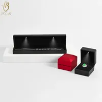 Boîte à bagues élégante et moderne avec logo personnalisé, éclairage LED, en plastique et velours, pour l'emballage et la présentation de bagues de fiançailles, petite taille