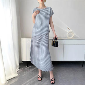 Conjunto Midi Plisado Sólido Hecho a Mano para Mujer, Top + Falda, Estilo Veraniego, <span class=keywords><strong>Elegante</strong></span>, <span class=keywords><strong>Juvenil</strong></span>, Cómodo, Informal, de Diseño - Product Image 3