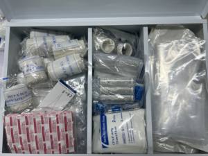 خزانة أدوات الإسعافات الأولية المهنية القابلة للتعليق على الحائط من طبقتين من OSHA للطوارئ - Product Image 6