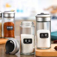 Dropshipping Bouteilles à épices en verre avec couvercles en plastique Shakers multi-trous rotatifs Poivre/sel Vente en gros Fournitures de cuisine en stock