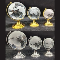 Globe terrestre miniature rotatif en cristal gravé sur un socle de couleur laiton à prix avantageux pour les cadeaux d'entreprise