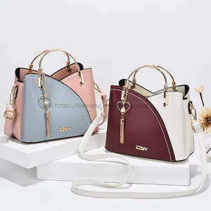New Hot-selling Fashion Women Luxury <b>Purses</b> and Handbags Women's Casual Saddle Bag With Heart Pendent - Product Image 5