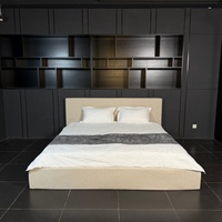 Lit plateforme king size rembourré semi-circulaire incurvé de designer, couleur crème, pour gîte tendance