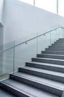 Rampe d'escalier en acier inoxydable avec panneaux en verre trempé pour projets d'escaliers résidentiels