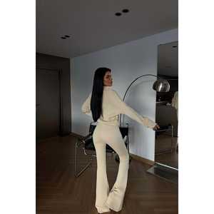 Ensemble pour femmes avec détails boutonnés couleur crème - Product Image 1