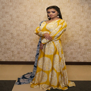 Robe longue bohème jaune à imprimé cachemire, col en V, manches bouffantes, style ample à nouer, coupe trapèze avec ceinture, idéale pour l'été - Product Image 1