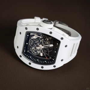 Montre mécanique sportive de luxe discrète pour homme, boîtier blanc résistant aux rayures, mouvement entièrement squeletté, forme tonneau. - Product Image 3