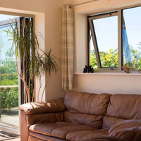 Fenêtre en aluminium à ouverture oscillo-battante, résistante aux intempéries et avec cadre thermolaqué, pour véranda et terrasse.