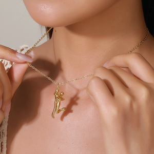 Collana con Ciondolo Coppia Abbracciata per Donna e Uomo, Colore Oro e Argento, Catena d'Amore per Coppie, Regalo per Amici, Gioielli per Feste - Product Image 5