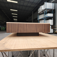Table basse carrée courbée de style Japandi avec texture travertin et noyer, en MDF premium, facile à nettoyer, directement de l'usine