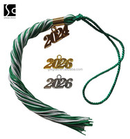 Pompon de toque de graduation bicolore rose/blanc SC avec plaque d'année 2026, de haute qualité, 100 % polyester, pour toques académiques