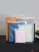 Vente en gros de sacs zip-lock transparents auto-scellants avec logo imprimé personnalisé sacs à vêtements givrés avec fermeture éclair pour un rangement facile