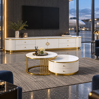 Ensemble de meuble TV et table basse WYRAX en deux pièces avec dessus aspect marbre blanc, coins arrondis, pieds dorés et rangement