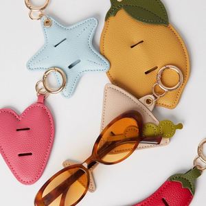 Porte-clés Clip pour Lunettes de Soleil Forme Personnalisée, Support de Lunettes Portable, Breloque de Sac Mignonne en Cuir PU, Alliage de Zinc, Impression Typographique Promotionnelle - Product Image 1