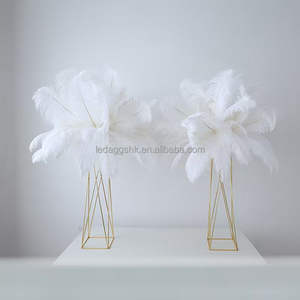 Boule de fleurs en plumes blanches faites à la main par LEDA Factory, aspect naturel, toucher doux, livraison rapide, mariage, anniversaire - Product Image 4