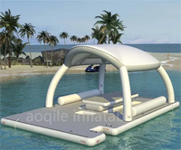 Parc aquatique d'été, plate-forme gonflable lounge