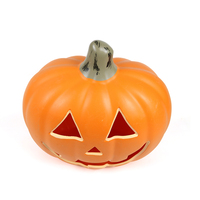 Scène de lanterne d'Halloween décorée d'une variété d'expressions Décorations de citrouille farfelues Grandes citrouilles évidées