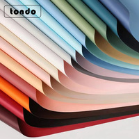 Penjualan terlaris 58*58cm tahan air plastik matte permukaan warna solid buket kertas bungkus, toko bunga kertas bungkus