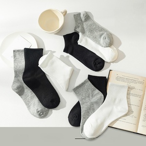 Chaussettes personnalisées pour jeunes, respirantes, écologiques, en polyester/coton, pour le basketball et les entraînements de course à pied - Product Image 3