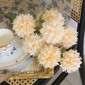 Bouquet di Fiori Artificiali Vintage a 3 Teste con Crisantemi in Seta e Tarassici per Matrimoni, San Valentino, Lauree e Decorazioni per la Casa - Product Image 4