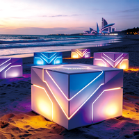 Sculpture lumineuse LED RGB 3D futuriste en forme de cube (acier thermolaqué + panneaux PC givrés) étanche IP65 pour événements de plage et décoration