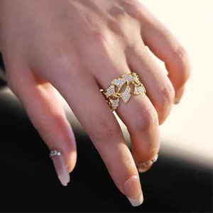 Elegante Anello a Mezza Fascia con Foglia di Ginkgo per Donne, Gioiello da Dito alla Moda - Product Image 3