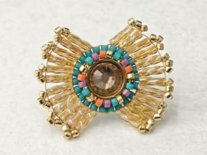 Boucles d'oreilles exquises et minimalistes plaquées or 18 carats, faites à la main, avec des perles de riz Miyuki, design circulaire, boucles d'oreilles à ailes - Product Image 5