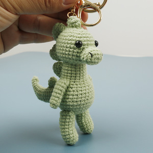 Un muñeco <span class=keywords><strong>de</strong></span> dinosaurio tejido a crochet hecho a mano con un colgante <span class=keywords><strong>de</strong></span> dragón verde en forma <span class=keywords><strong>de</strong></span> bolso, hecho <span class=keywords><strong>de</strong></span> lana, se está vendiendo bien y es exquisitamente hermoso. - Product Image 2