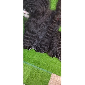 Trame de cheveux ondulés et bouclés indiens avec texture naturelle et alignement complet des cuticules pour des cheveux volumineux et durables - Product Image 2