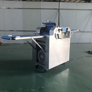 Machine à fabriquer des <span class=keywords><strong>croissants</strong></span> Ligne de production de <span class=keywords><strong>croissants</strong></span> entièrement Mouleur/rouleau/cutter à <span class=keywords><strong>croissants</strong></span> en stock au meilleur prix à vendre - Product Image 1