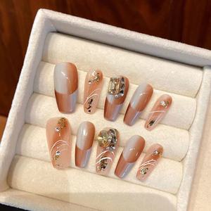 Nouveau produit lancé, café au lait caramel avec des couleurs contrastées, lignes scintillantes et brillantes, ongles luxueux faits à la main - Product Image 1