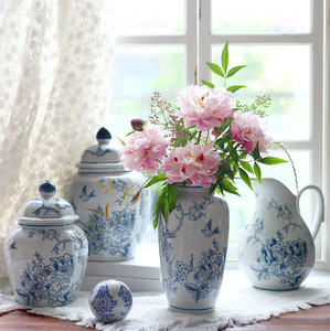 Grand <span class=keywords><strong>vase</strong></span> à fleurs en céramique bleu et blanc de style chinoiserie avec couvercle, idéal pour la décoration intérieure – Vente en gros - Product Image 2